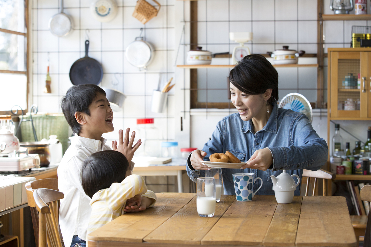 自宅で過ごす母親と子供の写真