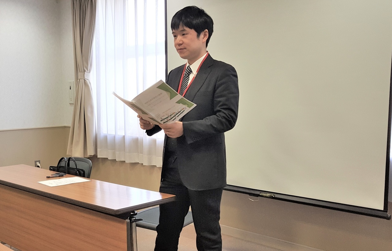司法書士の武田がセミナーの講師をしている写真