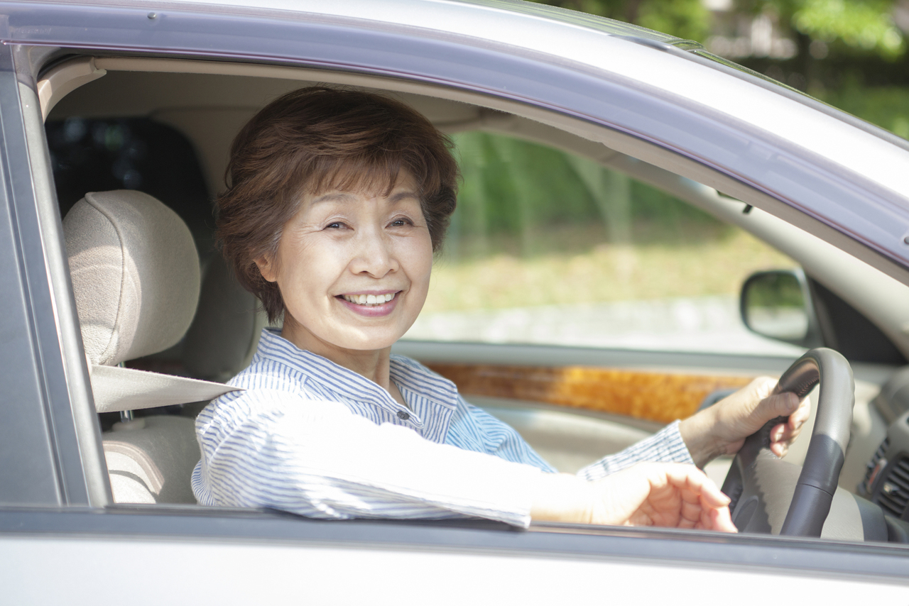 運転席に座る女性の写真