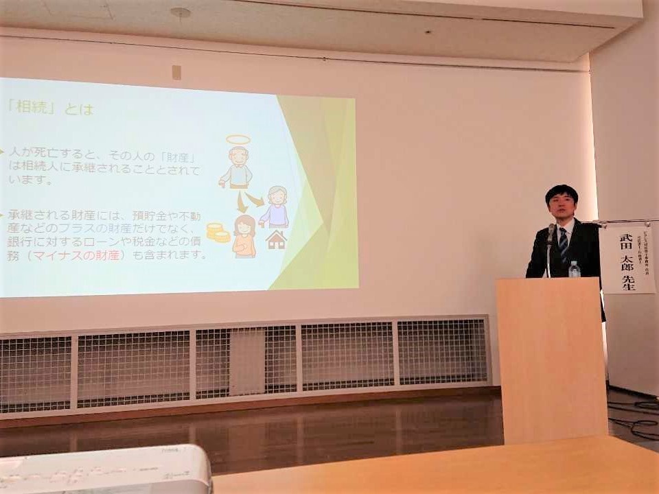 講演をしている代表者武田太郎の写真